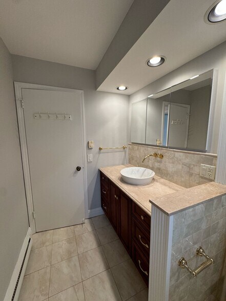 Building Photo - 537 Winterburn Grv