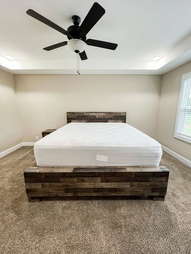 Building Photo - Move-In Specials Available! Beautiful Sing...
