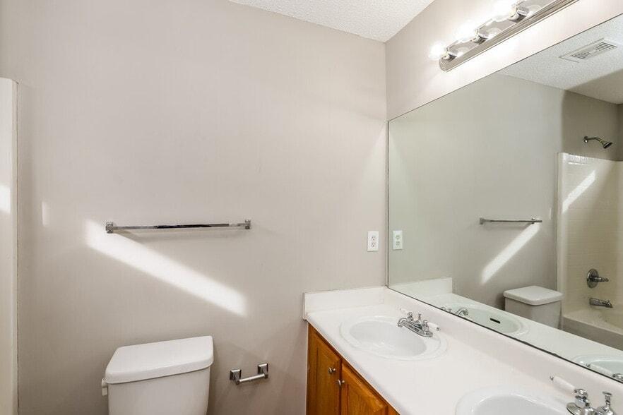 Building Photo - 1921 Boatswain Dr