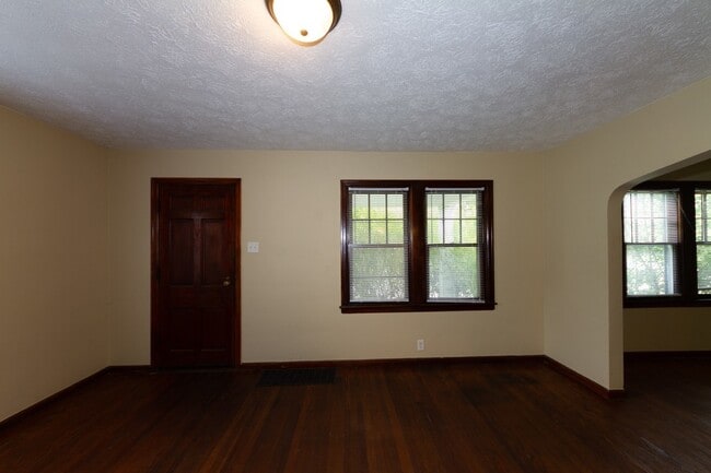Building Photo - 1 bed 1 bath. Located in desirable Christi...