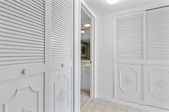 Building Photo - 3850 Galt Ocean Dr