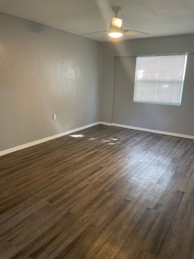 Building Photo - UPDATED 2/1 Home Available now!