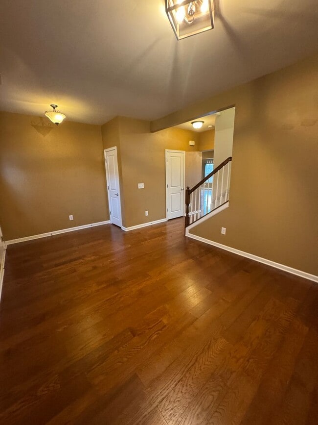 Building Photo - 4 bedroom 2.5 bathroom in Bellevue's Avondale Park neighborhood.  All bedrooms upstairs, open con...