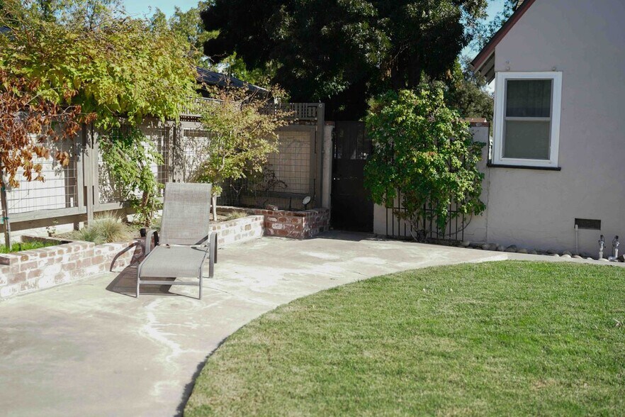 Building Photo - 321 Las Palmas Ave