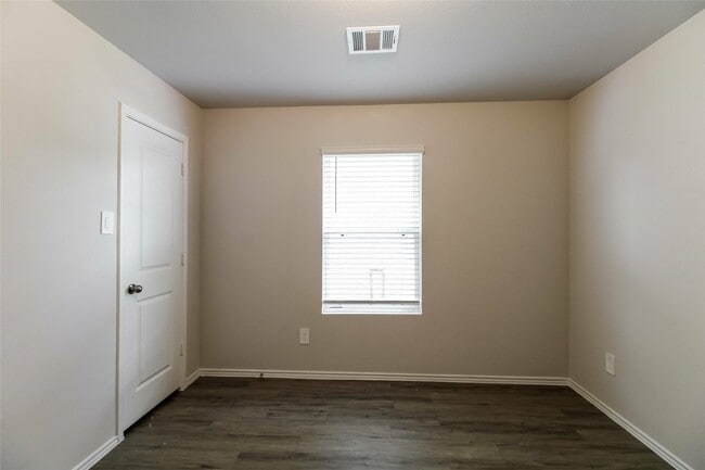 Building Photo - 2528 Shad Dr