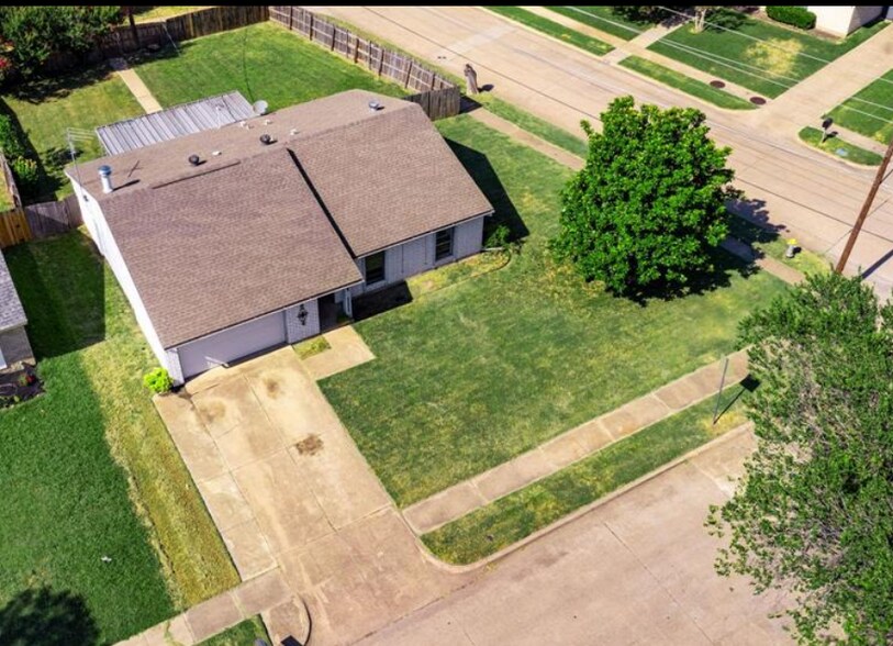 Building Photo - 7101 Christie Ln