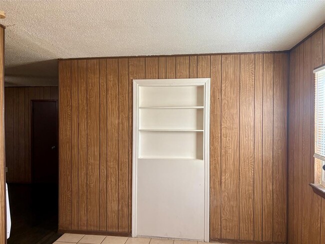 Building Photo - 6413 S Lindsay Ave