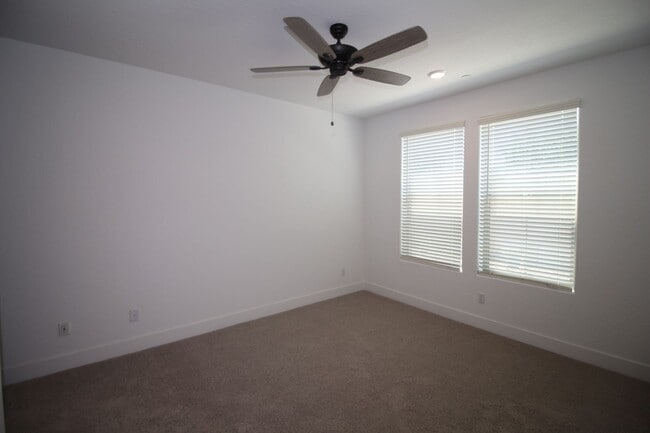 Building Photo - 2707 E Tamarind Dr