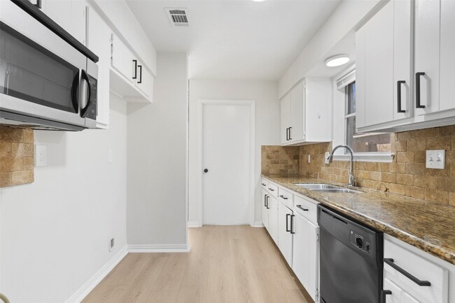 Building Photo - 16615 Glamis Ln