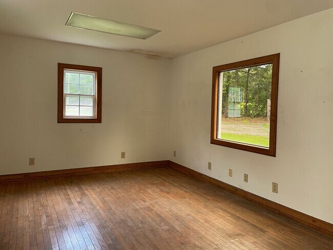 Building Photo - NEWLY RENOVATED 2 BED, 2 BATH HOME WITH GA...