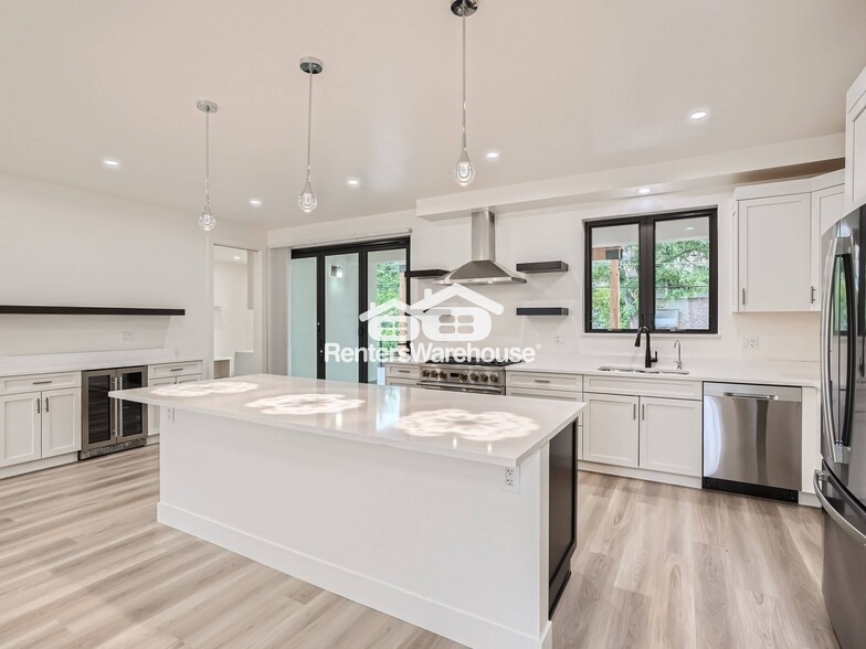 Building Photo - 3595 Darley Ave