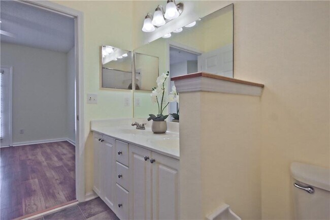 Building Photo - 8102 Woodland Ln