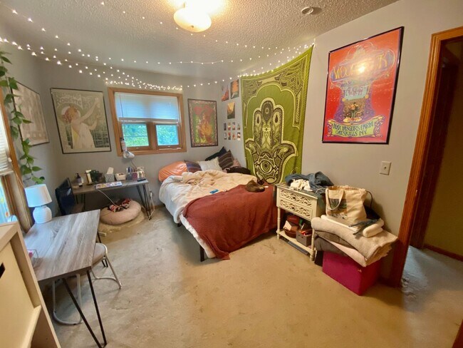 Building Photo - Gorgeous BIG 5BD/3BA House near the U of M...