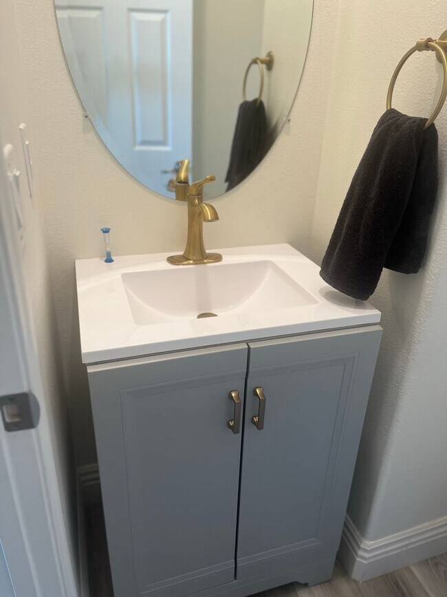 Building Photo - Spacious 4 Bed | 2-Story Townhome in Lake Pointe near Eastlake Vistas