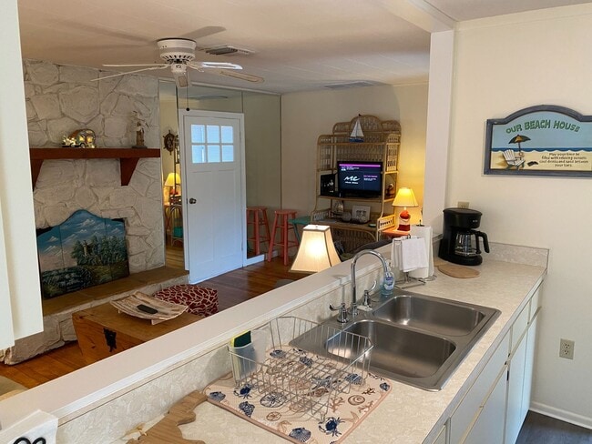 Building Photo - Nokomis Beachy Bungalow (Off Season)