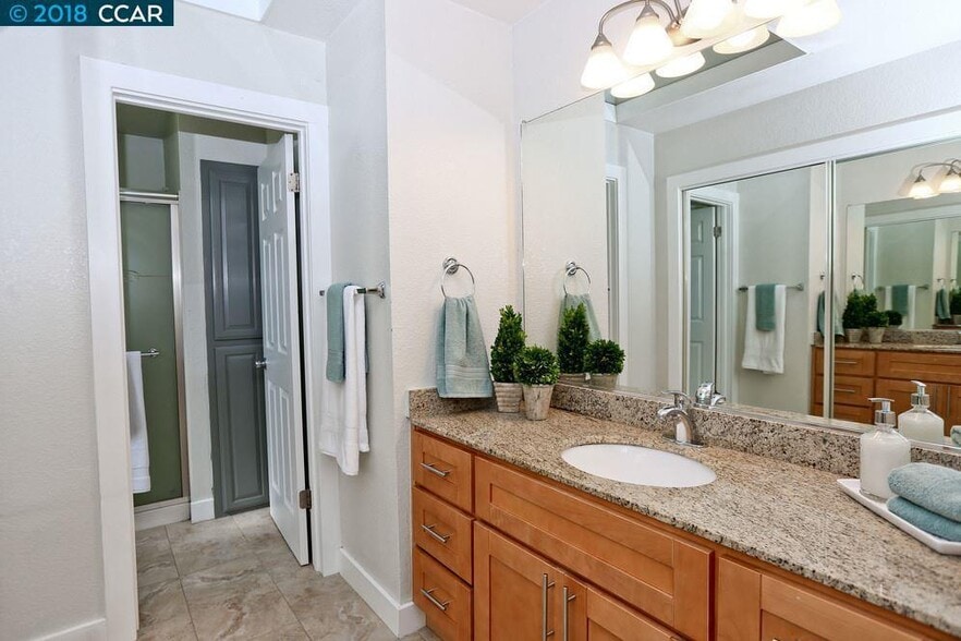 Main master bedroom bathroom - 277 Hidden Creek Ct