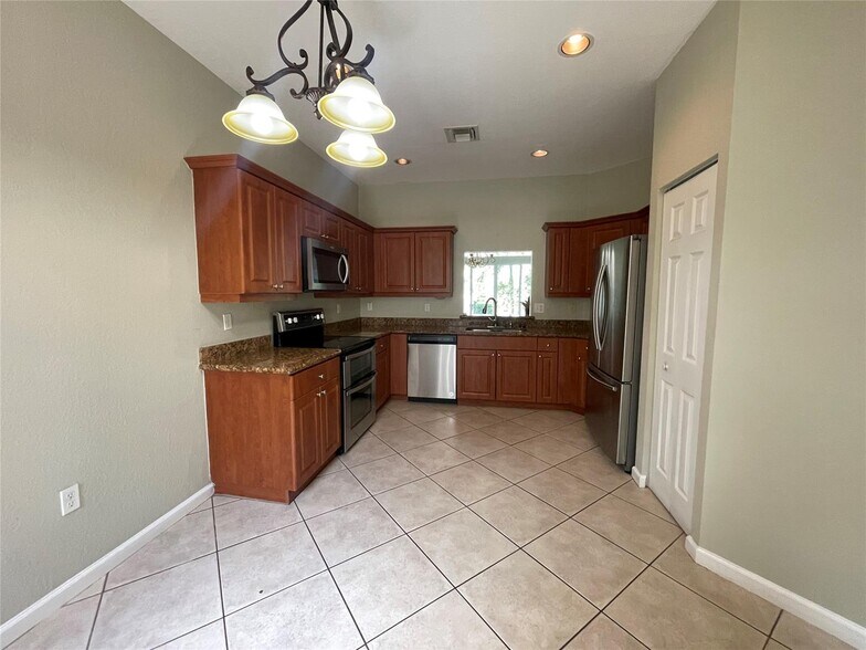 Building Photo - 5031 Madison Lakes Cir W