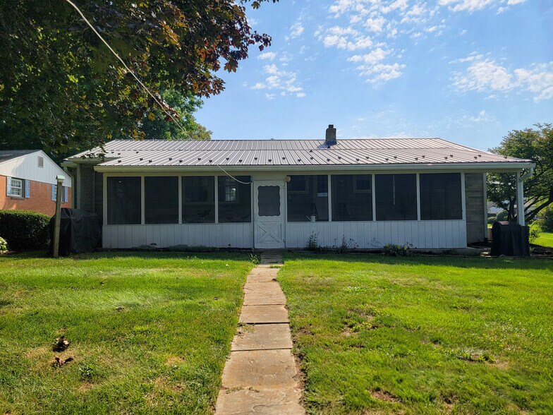 Building Photo - 313 S Locust St