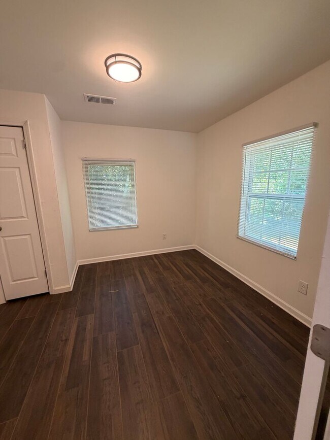 Building Photo - 851 N Claybrook St
