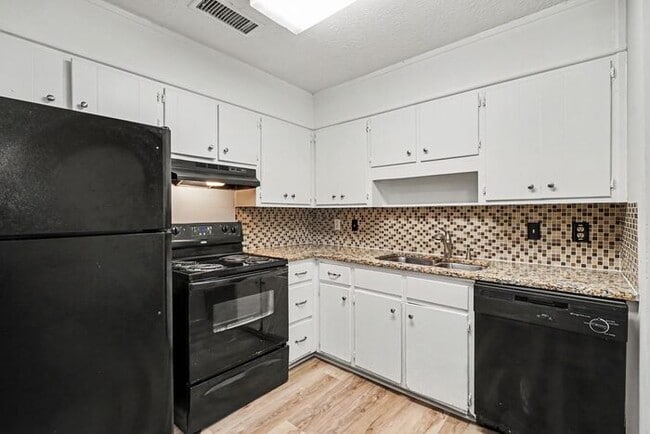 Building Photo - 2BR/1BA Duplex Conveniently Located Off Pleasant Hill & Cruse Rd!