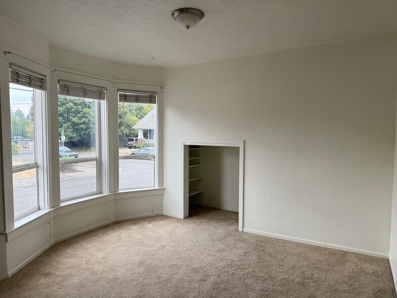 Primary bedroom - 3703 SE 65th Ave