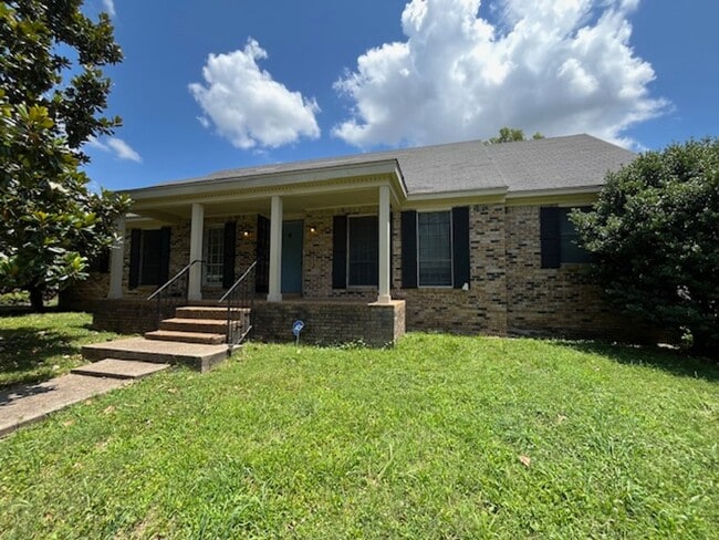 Primary Photo - Renovated 4 Bedroom 2 Bath Home for Rent!