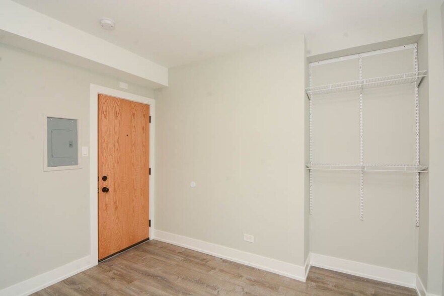 Building Photo - 508 W Belmont Ave