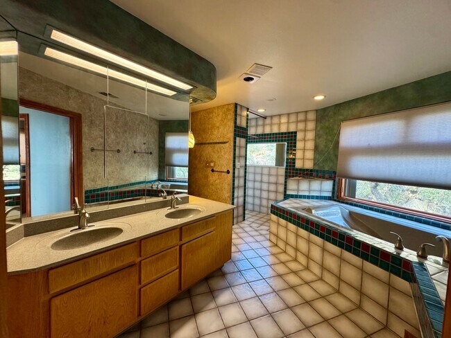 Building Photo - Sandia Heights Gem