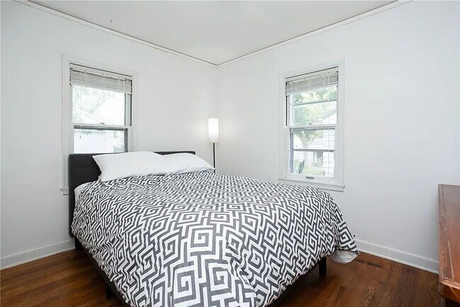 Building Photo - Charming 2-Bedroom Bungalow with Gleaming Hardwood Floors in Des Moines Area