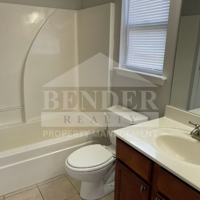 Building Photo - Emmyllie Ct- 130/132