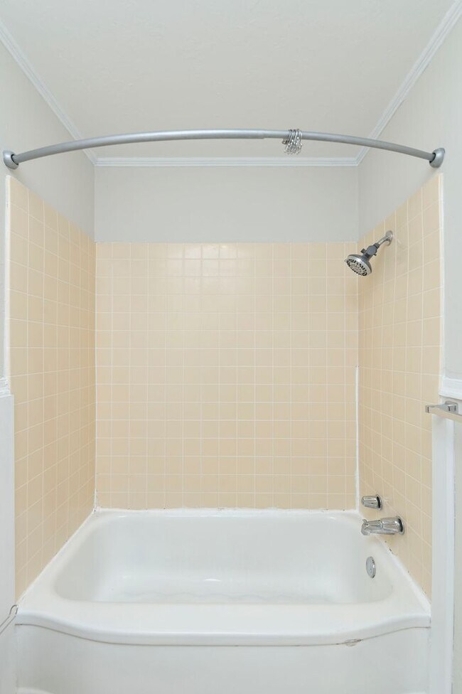 Building Photo - 2 bedroom, 1.5 bath home for rent in the h...