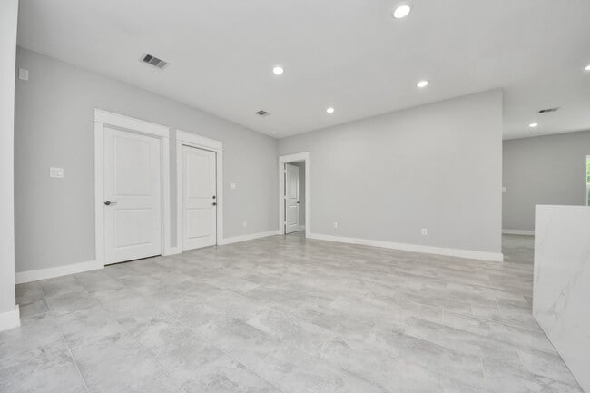 Building Photo - 1307 Laskey St