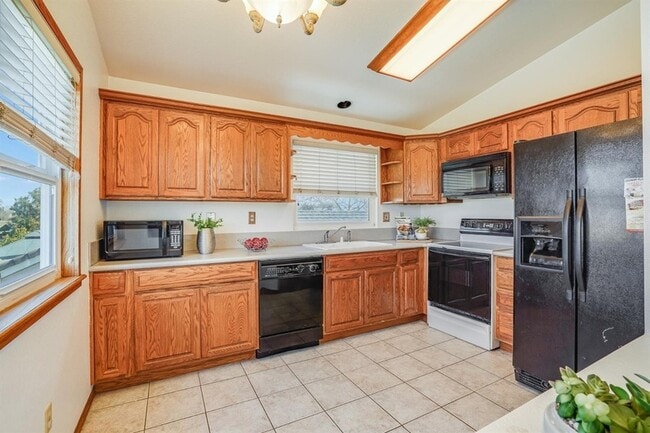 Building Photo - 1561 Spring Ct