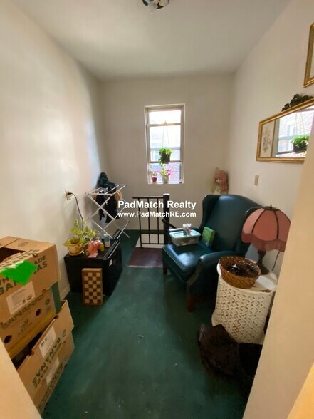 Building Photo - 208 Kelton St