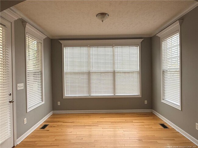 Building Photo - 3917 Barnsdale Dr