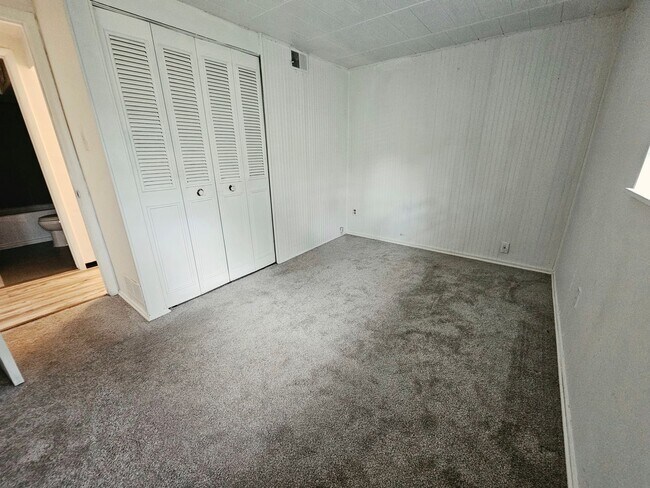Building Photo - 323 Ridge Point Cir