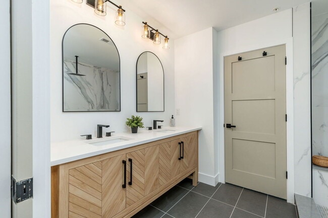 Building Photo - 609 S Orianna St