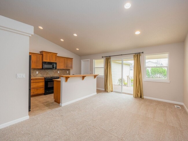 Building Photo - Charming River District Rancher | Double Vanity Suite | Walk to Orchard Park