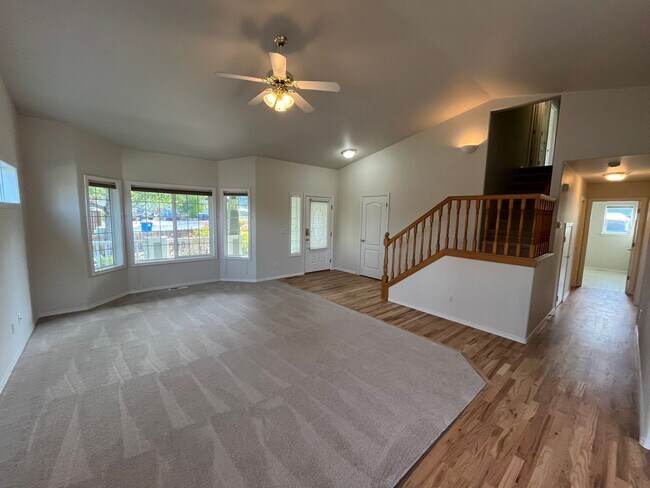 Building Photo - 3111 NE Dennis Ct