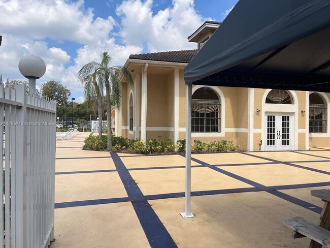 Building Photo - 9491 Palm Cir N