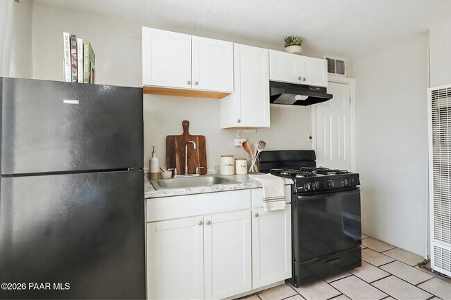 Building Photo - 302 W Flores St