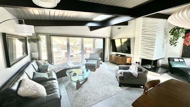 Building Photo - Luxurious Modern Living in the Heart of San Diego with Solar!