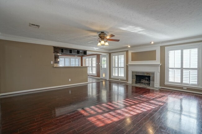 Building Photo - 2108 Lakeway Dr
