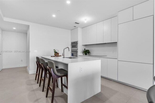 Building Photo - 700 NE 24th St