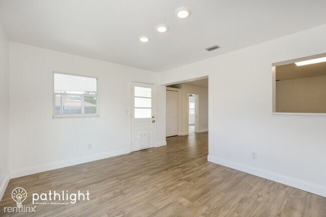 Building Photo - 3 br, 2 bath House - 2129 Willow Oak Drive...