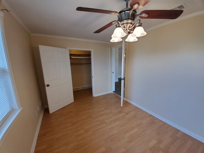 Building Photo - For Lease - Spacious 3 BR|1 BA Home, 10 Mi...