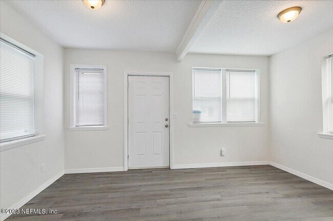 Building Photo - 1628 W 33rd St