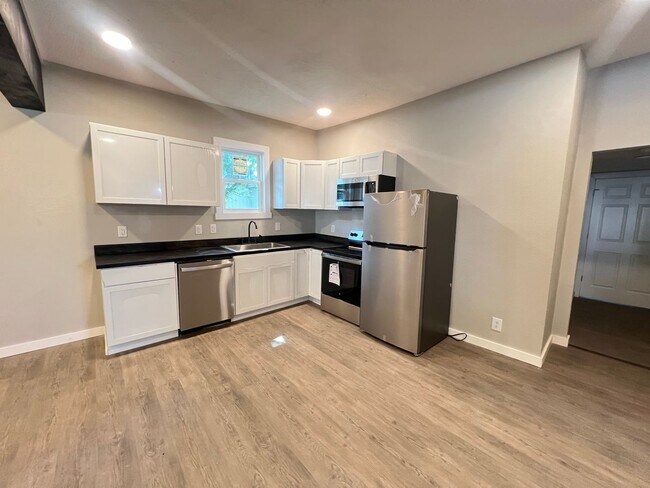 Building Photo - Newly Renovated 2 Bed, 2 Bath Duplex – Pet Friendly!