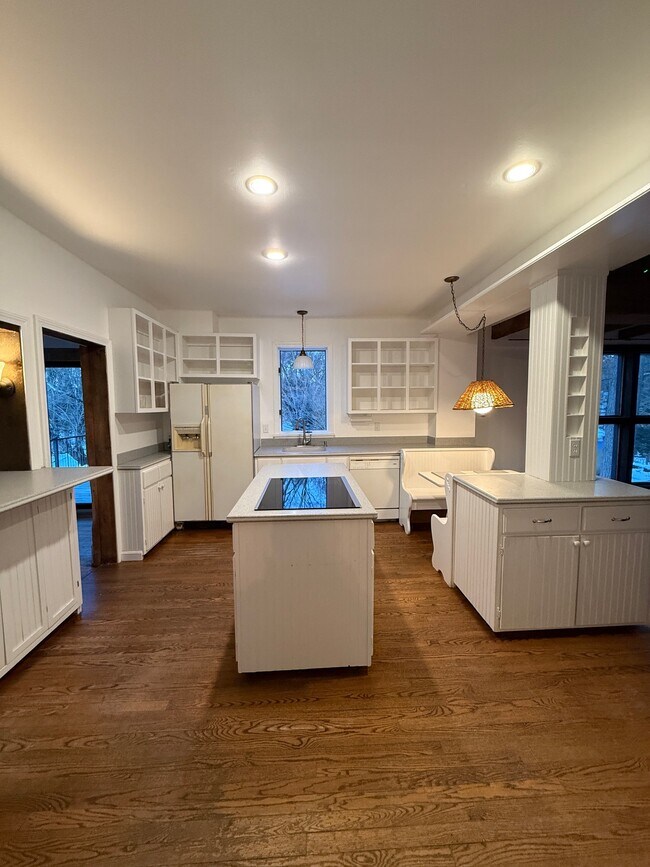 Building Photo - 75 Pine St