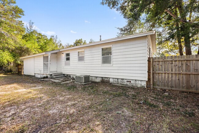 Building Photo - 354 Chicago Ave